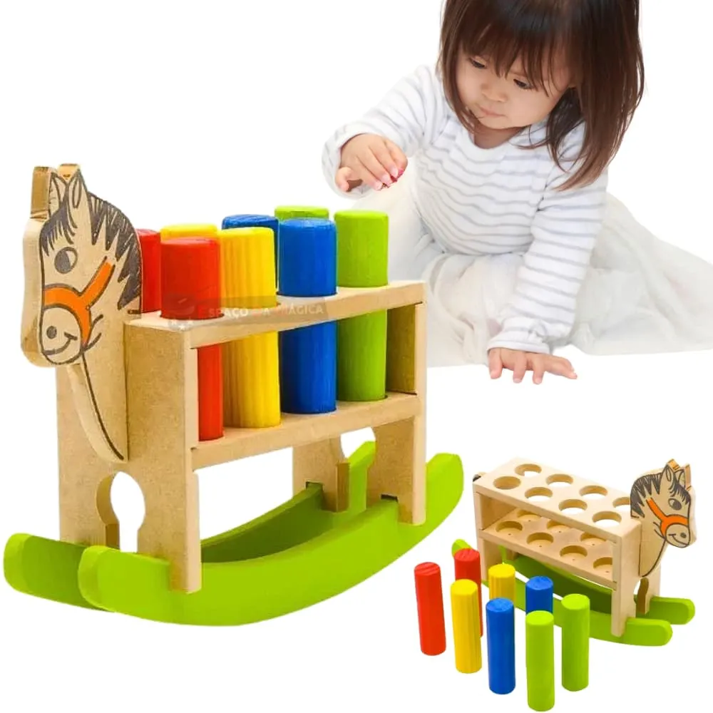 Brinquedo pedagógico de madeira em formato de cavalinho com pinos coloridos, educativo e estilo Montessori